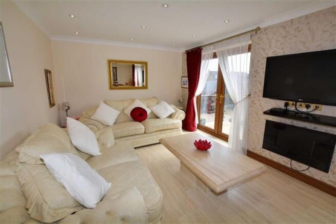 LOUNGE/ DINING ROOM