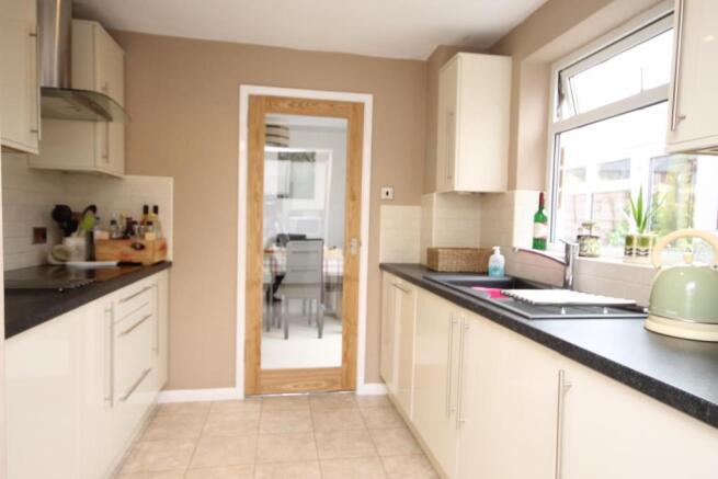FITTED KITCHEN
