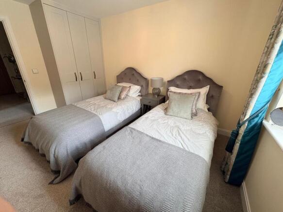 2 bed Flat to rent Image 12