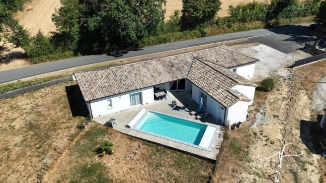 Sur un terrain clos de 2500 m2