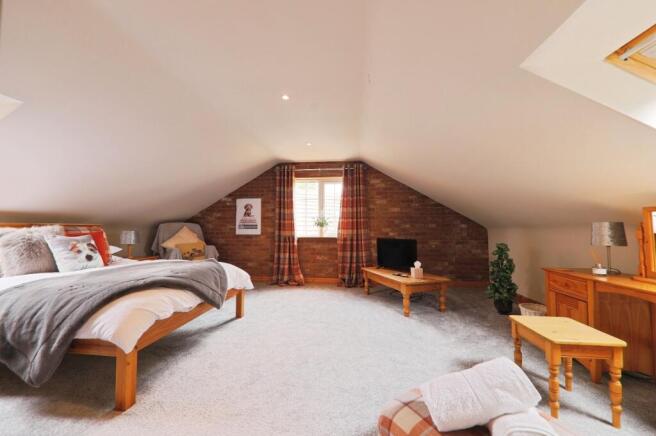 5 bed Detached for sale Image 6