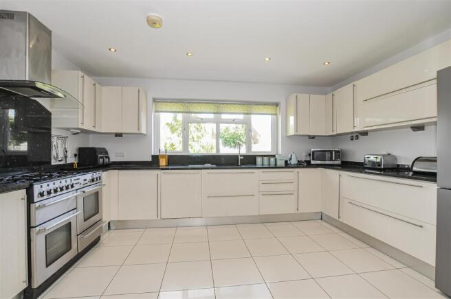 Oakwood Road, Bricket Wood, St. Albans photo 4