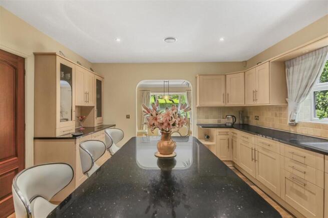5 bed Detached for sale Image 7