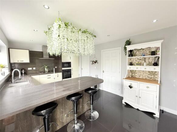 4 bed Detached for sale Image 9