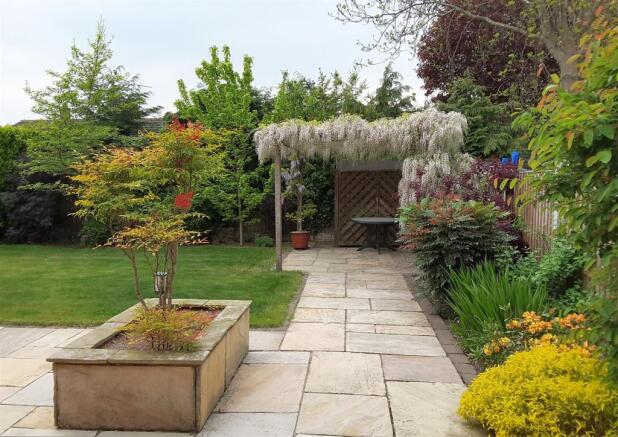 LANDSCAPED REAR GARD