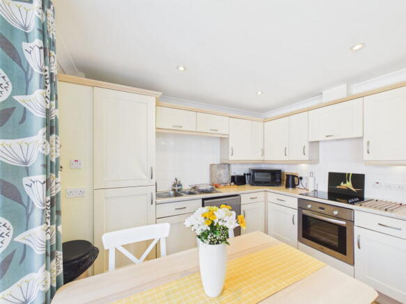 2 bed Apartment for sale Image 4