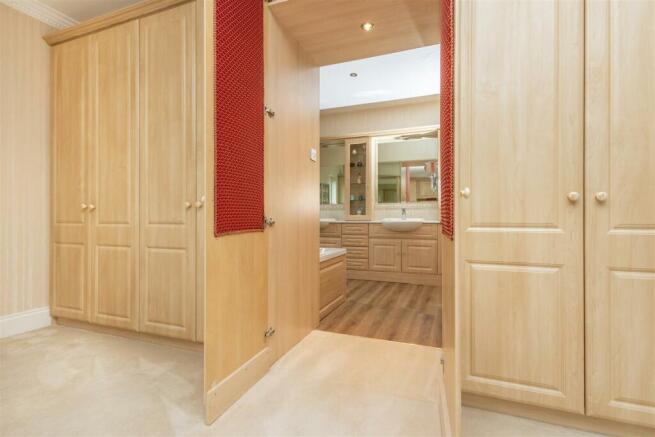 4 bed House for sale Image 12