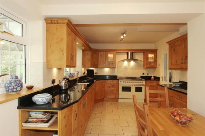 BESPOKE FITTED OAK DINING KITCHEN