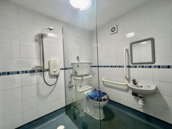 4 bed House to rent Image 11