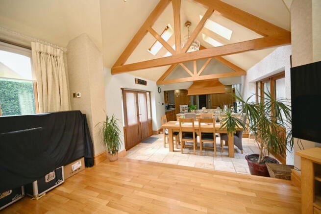 5 bed Detached for sale Image 6