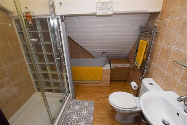 FAMILY BATHROOM/WC
