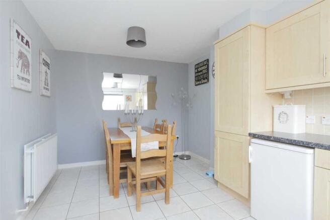 KITCHEN / DINING