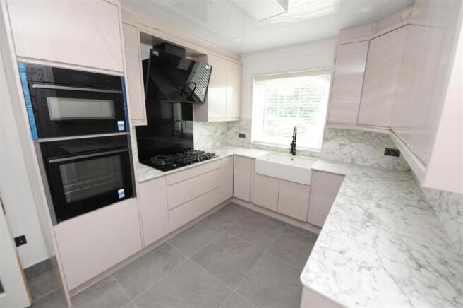 5 bed Link Detached House for sale Image 4