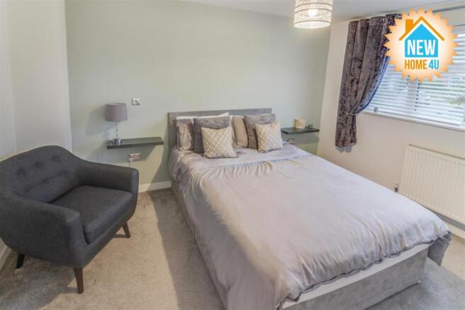 MAIN BEDROOM: