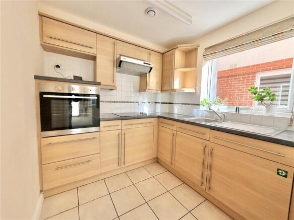Avenue Road, Lymington, Hampshire, SO41 photo 2