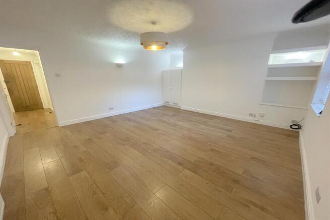 Spacious lounge sitt