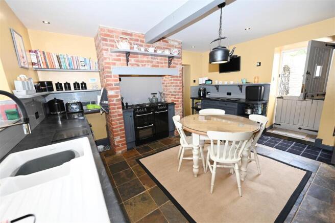 4 bed Detached for sale Image 9
