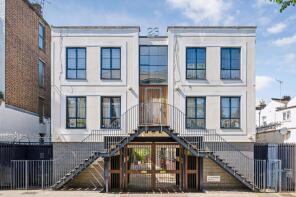 10, Golden Cross Mews, London W11 1DZ