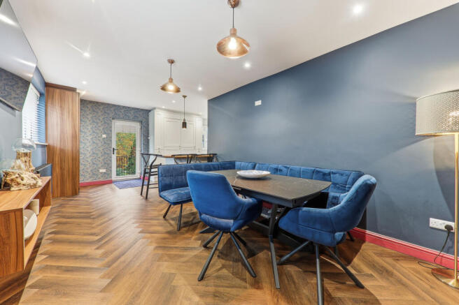 5 bed Detached to rent Image 8
