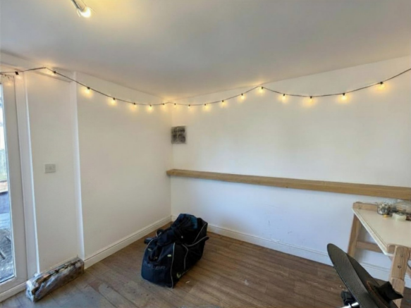 4 bed Semi-Detached for sale Image 10