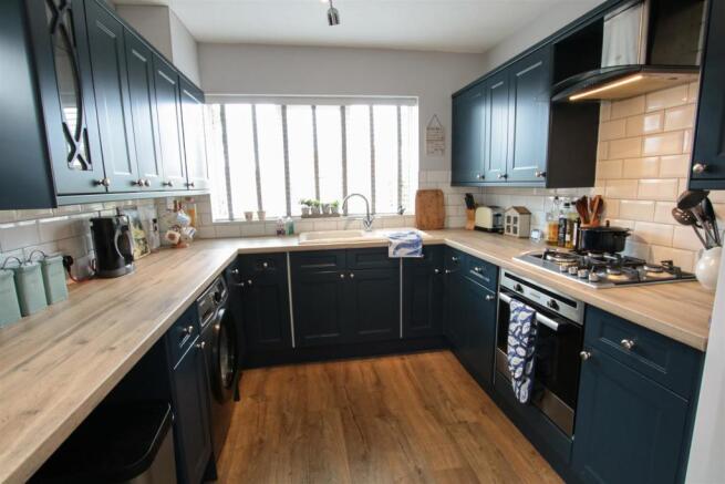 CONTEMPORARY FITTED KITCHEN