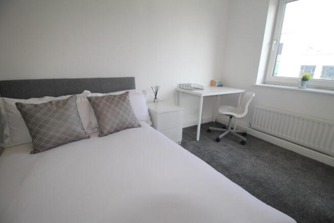 3 bed Flat to rent Image 7