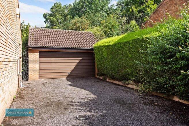 Garage / Parking