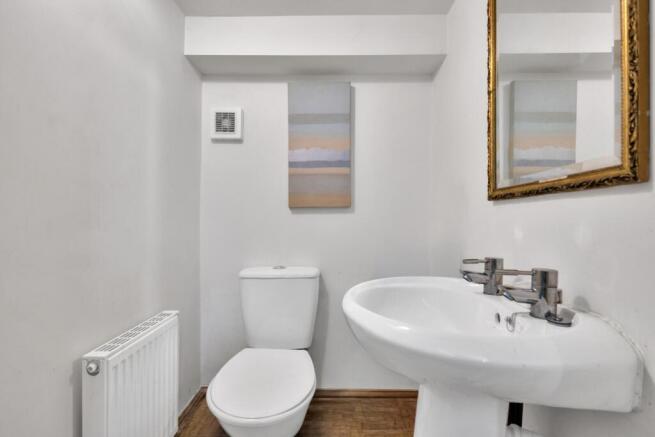 5 bed Town House for sale Image 9