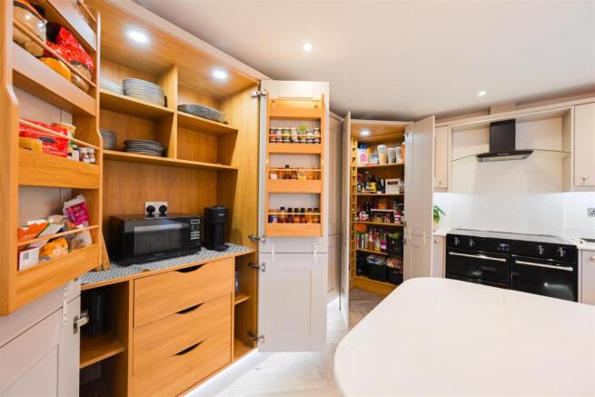 Westminster Drive, Church Gresley  (14).jpg