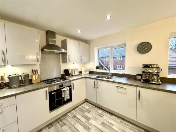 KITCHEN/DINING ROOM