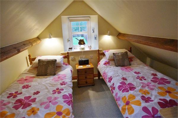 Twin bedroom