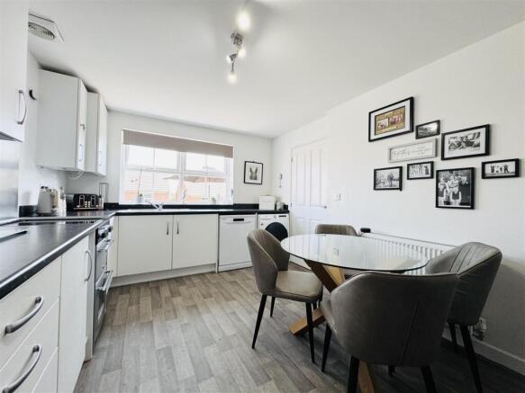 3 bed Semi-Detached for sale Image 9