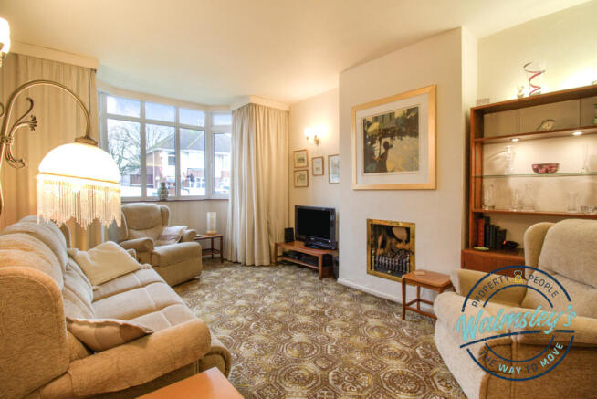 Sitting room with wide bay