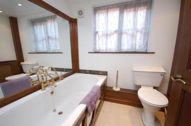 EN-SUITE BATHROOM