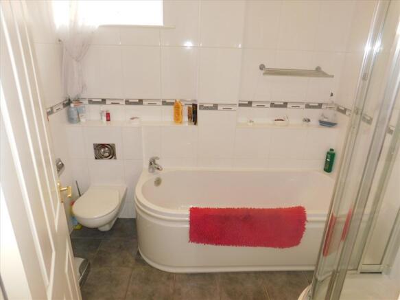 EN-SUITE BATH/SHOWER ROOM