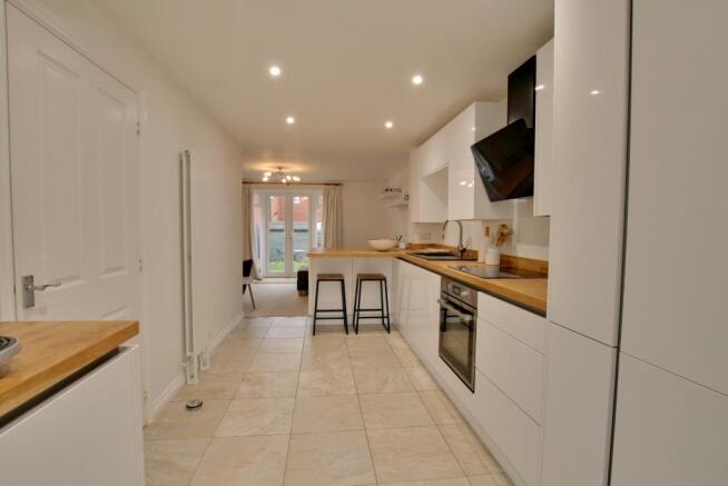 KITCHEN/LIVING ROOM