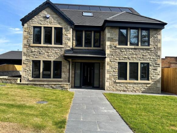 6 bed Detached for sale Image 9