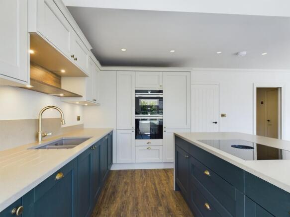 CAM02136G0-PR0041-STILL009