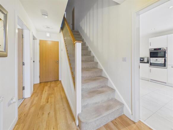 5 bed Detached for sale Image 9