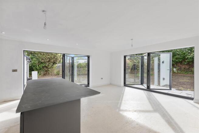 5 bed Detached for sale Image 7