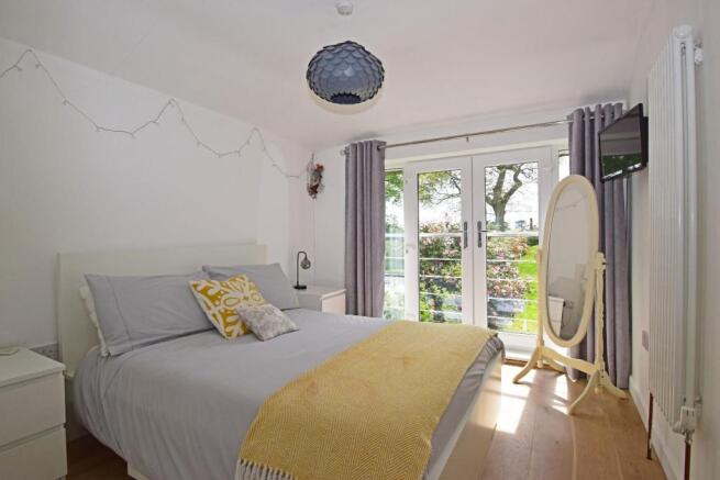 39 Pine Grove, bed 2.jpg
