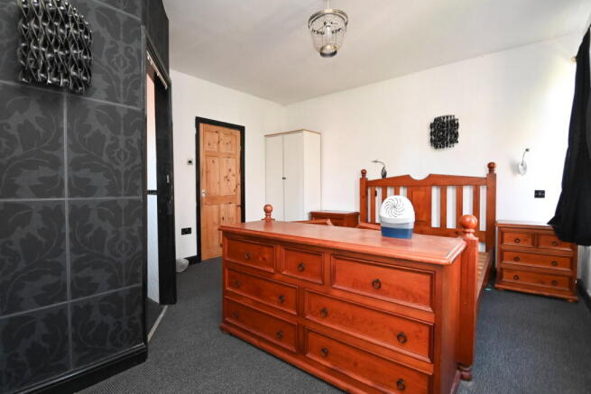 5 bed Semi-Detached for sale Image 9