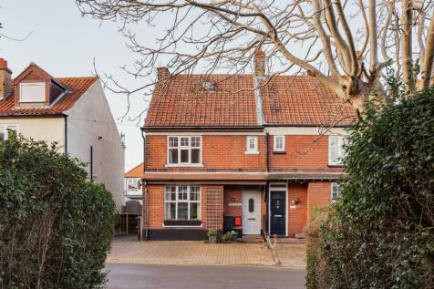 Three Bedroom with Loft Conversion Seaside Home in Sheringham