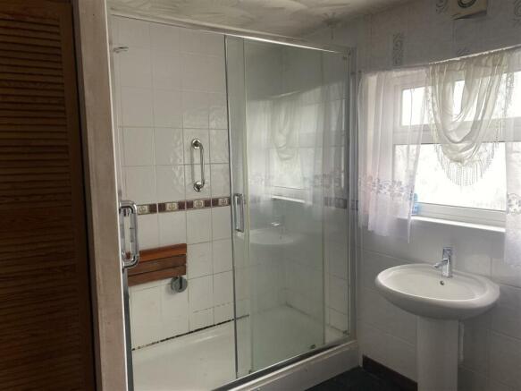 UPSTAIRS SHOWER ROOM