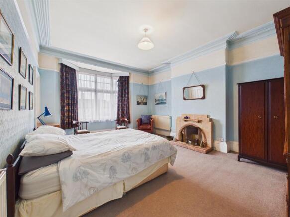 5 bed Semi-Detached for sale Image 11