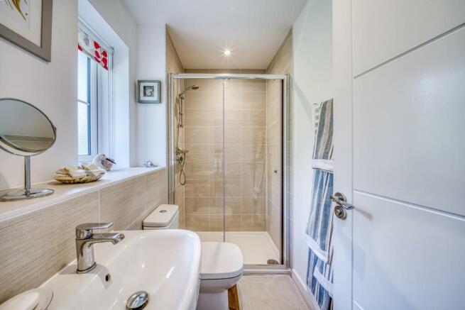 13 - ensuite.jpg