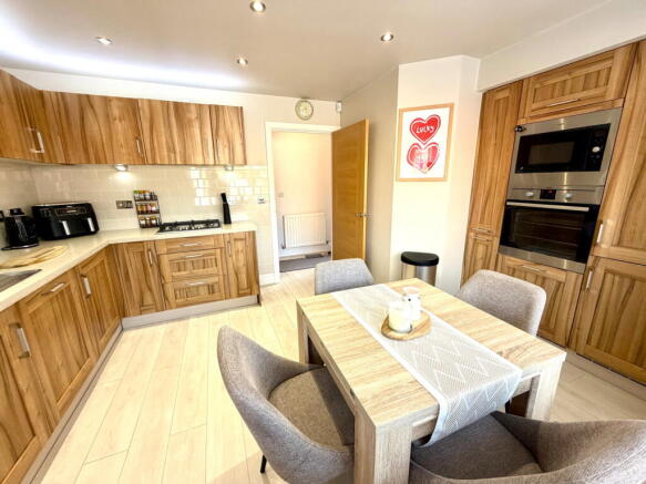 3 bed Semi-Detached for sale Image 7