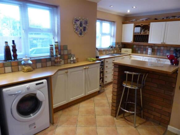 KITCHEN/BREAKFAST