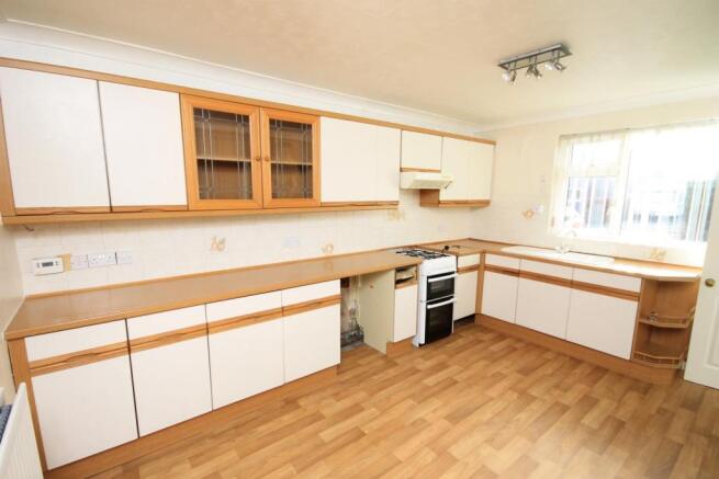 FITTED KITCHEN