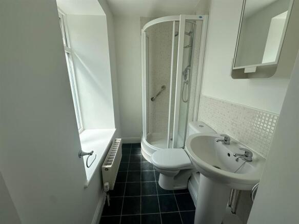 2 bed Apartment to rent Image 9